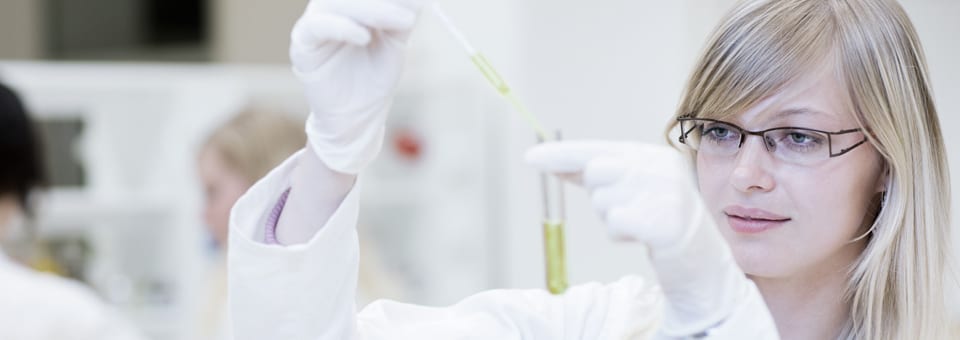 Bioquímica trabajando en el Laboratorio La Cordillera, Córdoba